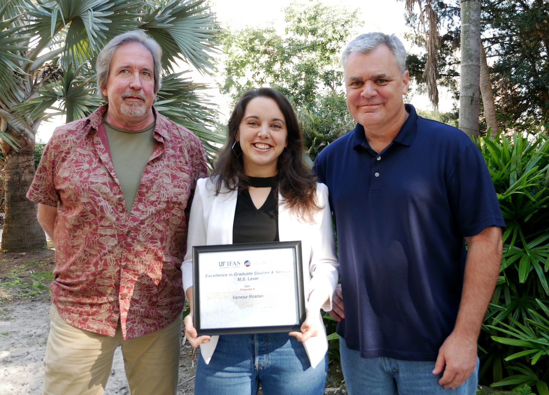 Vanesa receiving the Excellence in Graduate Studies & Service award