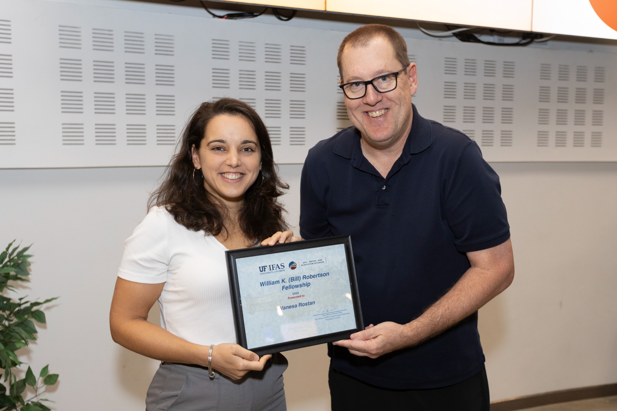 Vanesa receiving the William Robertson Fellowship