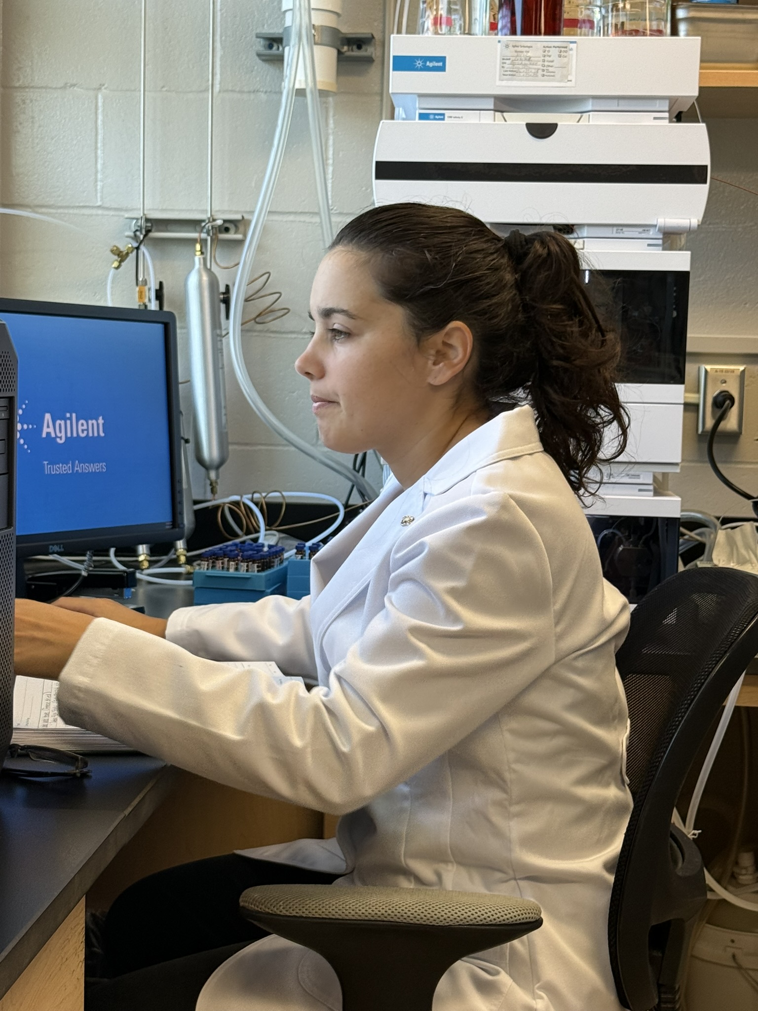 Vanesa working with analytical instrumentation
